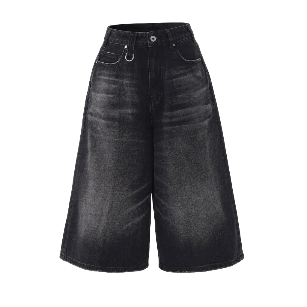 Baggy washed black denim shorts with a wide-leg silhouette and relaxed fit, styled for a Y2K streetwear look.