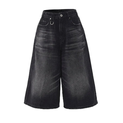 Baggy washed black denim shorts with a wide-leg silhouette and relaxed fit, styled for a Y2K streetwear look.
